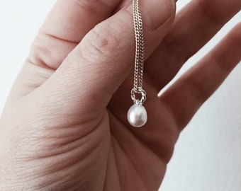 Little tiny pearl pendant, petite perle, silver bridesmaid necklace