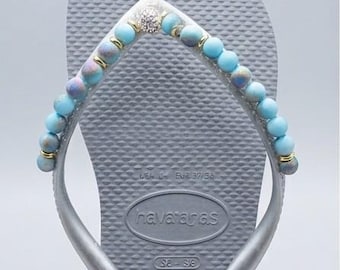 Chanclas Havaianas plateadas con cuentas azules, talla 6 W