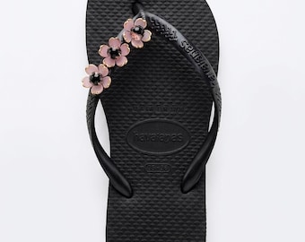 Chanclas Havaianas Slim negras con flores rosas, talla 6 W