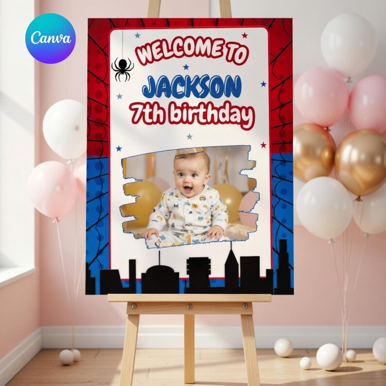Op de afbeelding: Een verjaardag welkom bord met een foto van een baby, de tekst "WELCOME TO JACKSON 7th birthday", en een silhouet van een stadsgezicht. Het bord staat op een ezel, met ballonnen op de achtergrond.