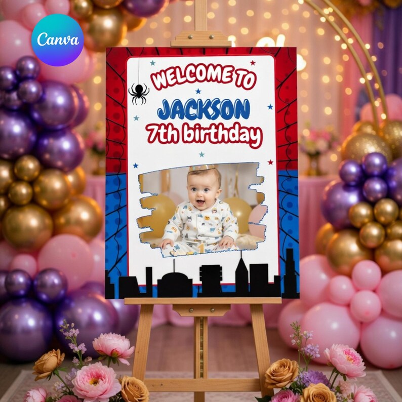 Op de afbeelding: Een gepersonaliseerd verjaardagsfeestbord op een ezel. Het bord toont de tekst "WELCOME TO JACKSON 7th birthday" met een foto van een baby. Het bord heeft een rode en blauwe rand met een spinnenwebontwerp en een skyline-silhouet.