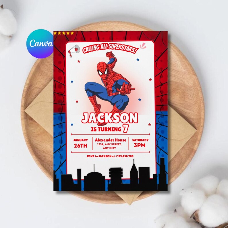 Op de afbeelding: Een kleurrijke uitnodiging met Spider-Man. Het ontwerp bevat een rode en blauwe rand, een silhouet van de stad en de tekst "JACKSON IS TURNING 7". De uitnodiging bevat ook evenementdetails: datum, tijd en locatie.