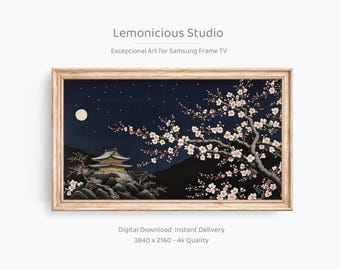 Könnte beinhalten: Gerahmter digitaler Kunstdruck mit japanischer Landschaft. Das Kunstwerk zeigt eine Nachtszene mit einer Burg, einem Vollmond und einem blühenden Baum. Der Rahmen ist aus hellem Holz. Der Text auf dem Bild lautet "Lemonicious Studio" und "Exceptional Art For Samsung Frame TV."