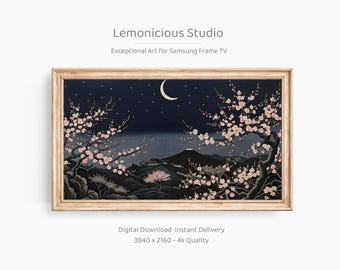 Könnte beinhalten: Digitaler Kunstdruck für Samsung Frame TV. Das Kunstwerk zeigt eine Nachtszene mit einem Halbmond, Sternen und blühenden Kirschbäumen. Der Druck ist in einem hellen Holzrahmen gerahmt. Der Text "Lemonicious Studio" steht oben.