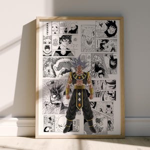 Op de afbeelding: Een ingelijste print met een Dragon Ball Z-personage in een zwart en gouden outfit, voor een collage van mangapanelen. Het kunstwerk is voornamelijk zwart-wit, met een licht houten frame.