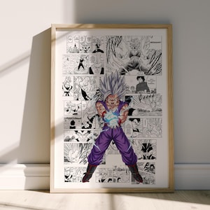 Pode incluir: Uma impress&atilde;o emoldurada com um personagem de Dragon Ball Z em uma pose din&acirc;mica, cercado por pain&eacute;is de mang&aacute;. O personagem tem cabelo prateado espetado, cal&ccedil;as roxas e botas pretas, segurando uma esfera de energia azul brilhante. A moldura &eacute; de madeira clara.