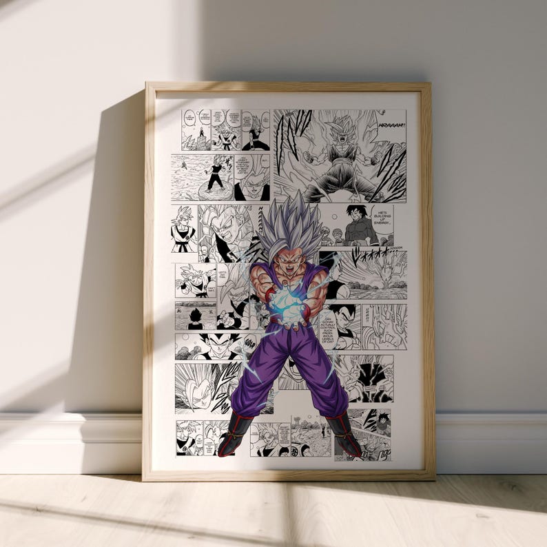 Pode incluir: Uma impress&atilde;o emoldurada com um personagem de Dragon Ball Z em uma pose din&acirc;mica, cercado por pain&eacute;is de mang&aacute;. O personagem tem cabelo prateado espetado, cal&ccedil;as roxas e botas pretas, segurando uma esfera de energia azul brilhante. A moldura &eacute; de madeira clara.