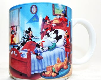 Taza clásica de Mickey Mouse de los años 90 con su característico desgaste de pintura: un coleccionable icónico de Disney