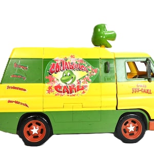 Könnte beinhalten: Ein gelb-grüner Spielzeug-Van mit einem grünen Schildkrötenkopf als Dachaufsatz. Die Seite zeigt eine Grafik mit einer Schildkröte und dem Text "COWABUNGA CARL" sowie "Birthdays", "Weddings", "Productions", "Bar-Mitzvahs" und "Call 555-CAKL".