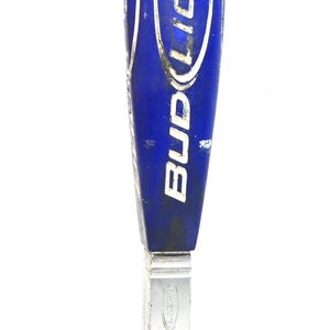 Puede incluir: Un tirador de grifo de cerveza Bud Light azul y plateado montado sobre una base de madera teñida oscura. El tirador tiene el logotipo de Bud Light en blanco. La base de madera es rectangular y tiene un aspecto rústico.