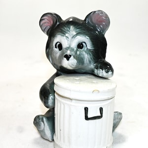 Vintage 1950s Black Bear Hugging Trash Can Salt & Pepper Shakers – Mid Century Kitchen Collectible – Rustic Cabin Décor