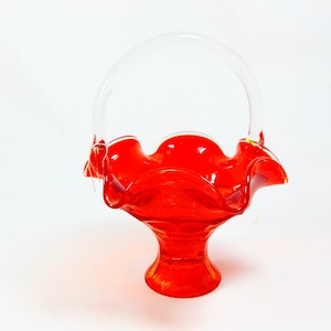 Impresionante vaso de cristal vikingo naranja con borde ondulado y asa transparente (aprox. década de 1930)