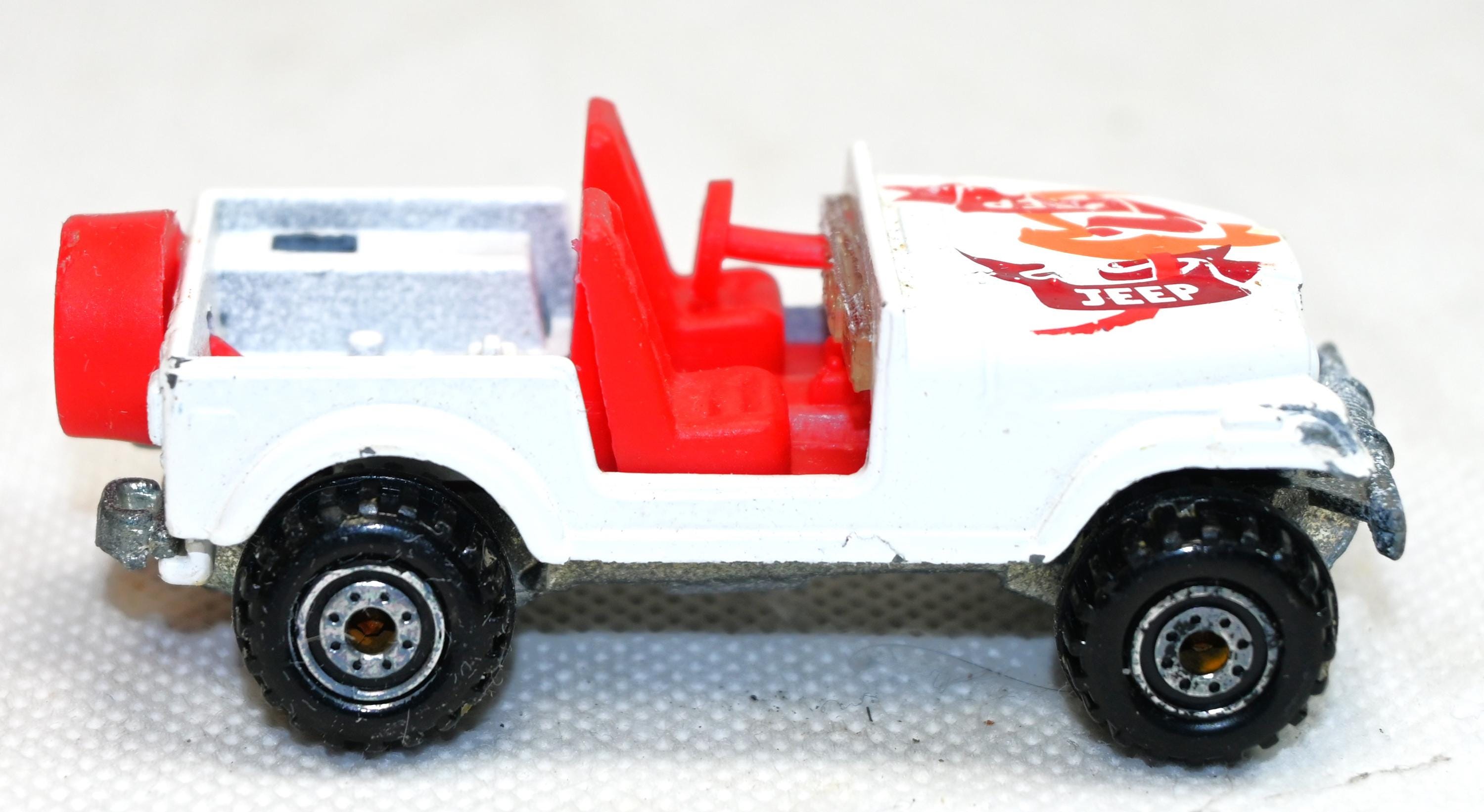 1981年ホットウィール ジープ CJ-7 – ホワイトボディ、レッド