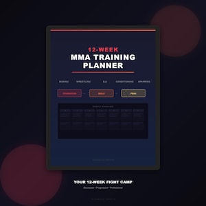 Puede incluir: Un planificador de entrenamiento de MMA digital de 12 semanas con un fondo azul oscuro. El planificador incluye secciones para boxeo, lucha libre, BJJ, acondicionamiento y sparring. El texto "12-WEEK MMA TRAINING PLANNER" se muestra en blanco. El planificador está etiquetado como "YOUR 12-WEEK FIGHT CAMP".