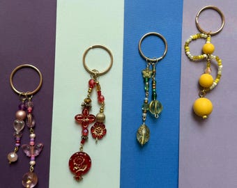 Llavero o adorno para bolso hecho a mano con cuentas, mini regalo.