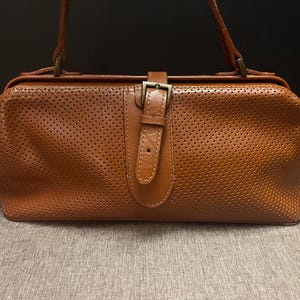 Latico brown leather shoulder bag, Great Condition handbag, short strap, compact size, inner pockets, front closure, pink fabric interior