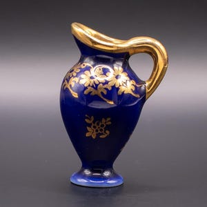 Peut inclure: Un ensemble de trois tasses en céramique avec une finition mate et mouchetée. Chaque tasse présente une couleur différente : bleu clair, crème et gris. Les tasses ont un design simple et moderne, parfait pour le café ou le thé.