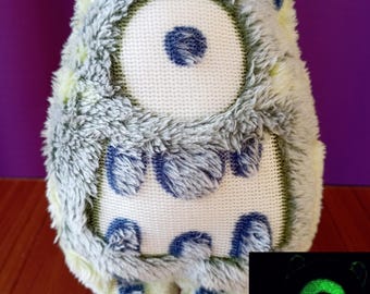 Ultramjukt plyschmonster från kollektionen som lyser i mörkret