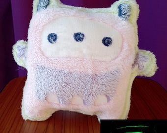 Ultramjuk monsterplysch som självlyser i mörkret (samlarobjekt)