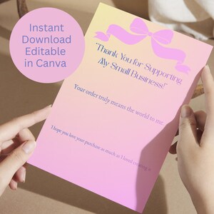 Puede incluir: Una tarjeta con degradado rosa y amarillo con el texto "¡Gracias por apoyar mi pequeña empresa!" y "Tu pedido realmente significa el mundo para mí". La tarjeta también tiene un lazo rosa y las palabras "Descarga instantánea editable en Canva".