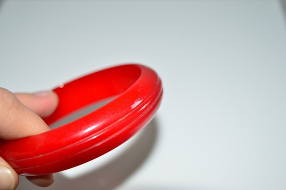 VTG True Cherry Red BAKELITE TESTED Carved Bangle… - image 3