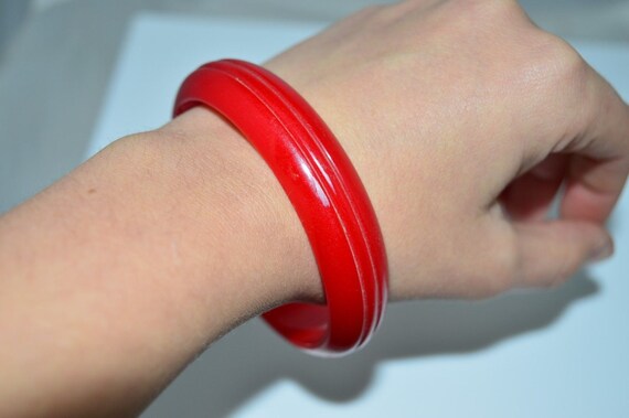 VTG True Cherry Red BAKELITE TESTED Carved Bangle… - image 4