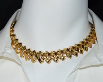 VTG TRIFARI Patent Pending Basket Weave Ribbon Gold Tone Choker Necklace