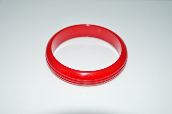 VTG True Cherry Red BAKELITE TESTED Carved Bangle… - image 2