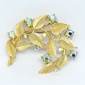 Crown TRIFARI Green Aurora Borealis Rhinestone 1950s Flower Gold Tone Pin Brooch