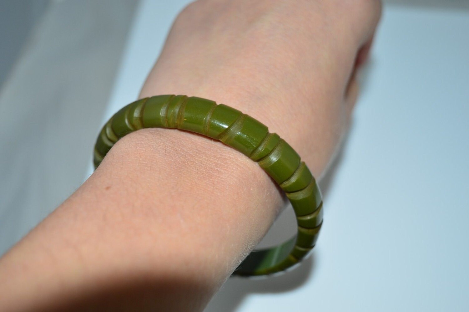 VTG Olive Green BAKELITE TESTED Carved Bangle Bracelet (B  display picture 2