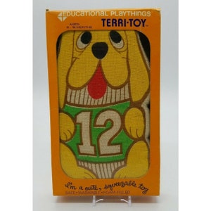 VTG Lernspielzeug Terri Spielzeug Hund Schaum gefüllt Quetschpuppe NOS 1970er Jahre