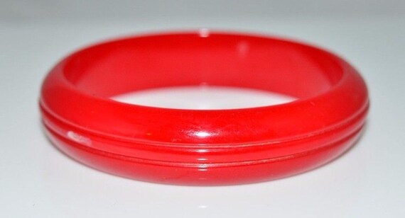 VTG True Cherry Red BAKELITE TESTED Carved Bangle… - image 1