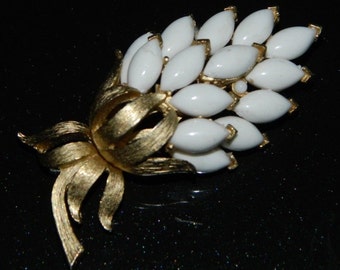 Vintage Mid Century CROWN TRIFARI Gold Tone White Lucite Flower Pin Brooch B