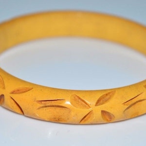 VTG Butterscotch Yellow BAKELITE TESTED Carved Flower Floral Bangle Bracelet (B)