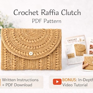 Può includere: Clutch in rafia all'uncinetto color marrone chiaro, con un design strutturato e chiusura con bottone. L'immagine include un modello PDF e un video tutorial, con il testo "Crochet Raffia Clutch PDF Pattern".
