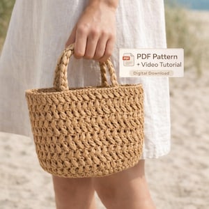 Op de afbeelding: Een geweven, beige draagtas met gevlochten handvatten wordt vastgehouden. De tas heeft een textuurpatroon en een rechthoekige vorm. De afbeelding bevat de tekst "PDF Pattern + Video Tutorial" en "Digital Download".