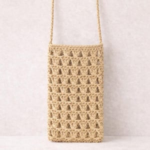 Pu&ograve; includere: Una borsa a tracolla beige all'uncinetto con un motivo intrecciato. La borsa ha una forma rettangolare e una lunga tracolla intrecciata. La borsa &egrave; realizzata con un filato color naturale ed &egrave; progettata per contenere un telefono o piccoli oggetti.