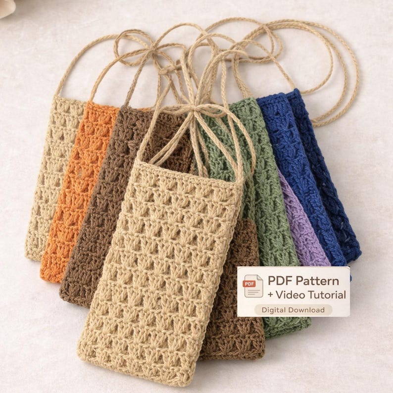 Pu&ograve; includere: Una collezione di custodie per telefono all'uncinetto fatte a mano in vari colori, tra cui beige, arancione, marrone, verde, viola e blu. Ogni custodia ha una lunga tracolla intrecciata. L'immagine include anche una grafica per il download digitale.