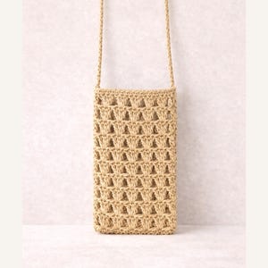 Pu&ograve; includere: Una borsa a tracolla beige intrecciata, di forma rettangolare, con una tracolla lunga e sottile. La borsa presenta un design a trama aperta a forma di reticolo e la tracolla sembra essere realizzata con lo stesso materiale.