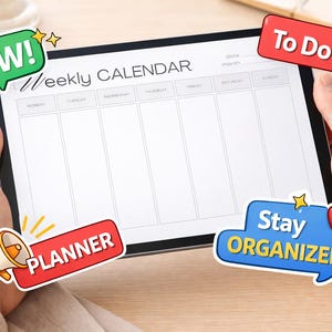 Könnte beinhalten: Eine Person hält ein Tablet mit einer wöchentlichen Kalendervorlage. Das Tablet hat Sprechblasen mit den Worten "NEW!", "To Do", "Planner" und "Stay ORGANIZED!". Der Hintergrund ist eine helle Holzoberfläche.