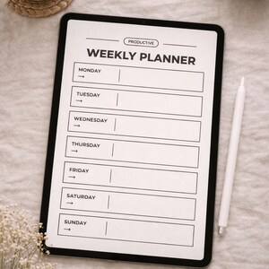 K&ouml;nnte beinhalten: Ein schwarzes Tablet mit einem "WOCHENPLANER"-Layout mit Abschnitten f&uuml;r jeden Wochentag. Ein wei&szlig;er Stift liegt neben dem Tablet. Eine Tasse Kaffee und dekorative Gegenst&auml;nde befinden sich im Hintergrund.