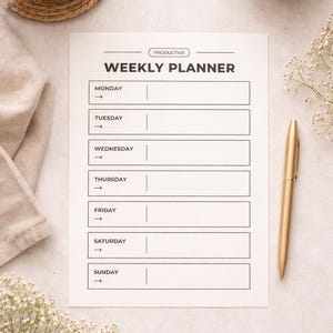 Könnte beinhalten: Ein Wochenplaner mit dem Wort "Productive" über dem Titel "Weekly Planner". Der Planer hat Kästchen für jeden Wochentag. Ein goldener Stift, eine Tasse Kaffee und eine kleine Schale mit goldenen Büroklammern liegen ebenfalls auf dem Tisch.