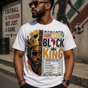 Op de afbeelding: Wit T-shirt met een afbeelding van een zwarte man met een kroon en zonnebril, met de woorden "Juneteenth Black King". Het shirt bevat ook een voedingstabel. De achtergrond toont een voetballer en de tekst "Football is Passion."