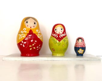 Set di misurini impilabili Matrioska vintage, set di misurini in ceramica a forma di bambola russa, decorazione da cucina in stile folk.
