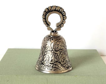 Campanello vintage placcato in argento, campanello da tavola con decorazioni floreali incise, stile cottagecore.
