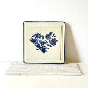 Sottopentola vintage Pfaltzgraff Yorktowne, piattino in gres con decorazioni floreali blu, piatto piano in ceramica quadrata per cucina in stile rustico, prodotto negli Stati Uniti.