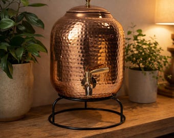 Dispenser d'acqua in rame con supporto 5L 8L 12L 16L / Brocca per acqua in rame puro martellato in stile ayurvedico / Decorazione per la cucina, regalo per l'inaugurazione della casa
