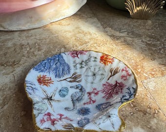 Plato decorativo de concha de vieira con decoupage, plato para anillos de estilo costero, soporte para joyas de concha con borde dorado, decoración náutica playera, plato de coral con forma de caballito de mar.