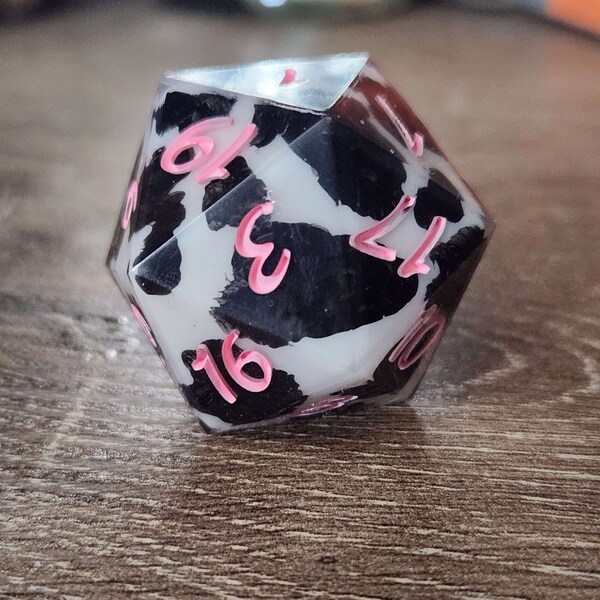 Out to Pasture - Heifer: Singolo chonk d20 da usare in DnD e ttrpgs.