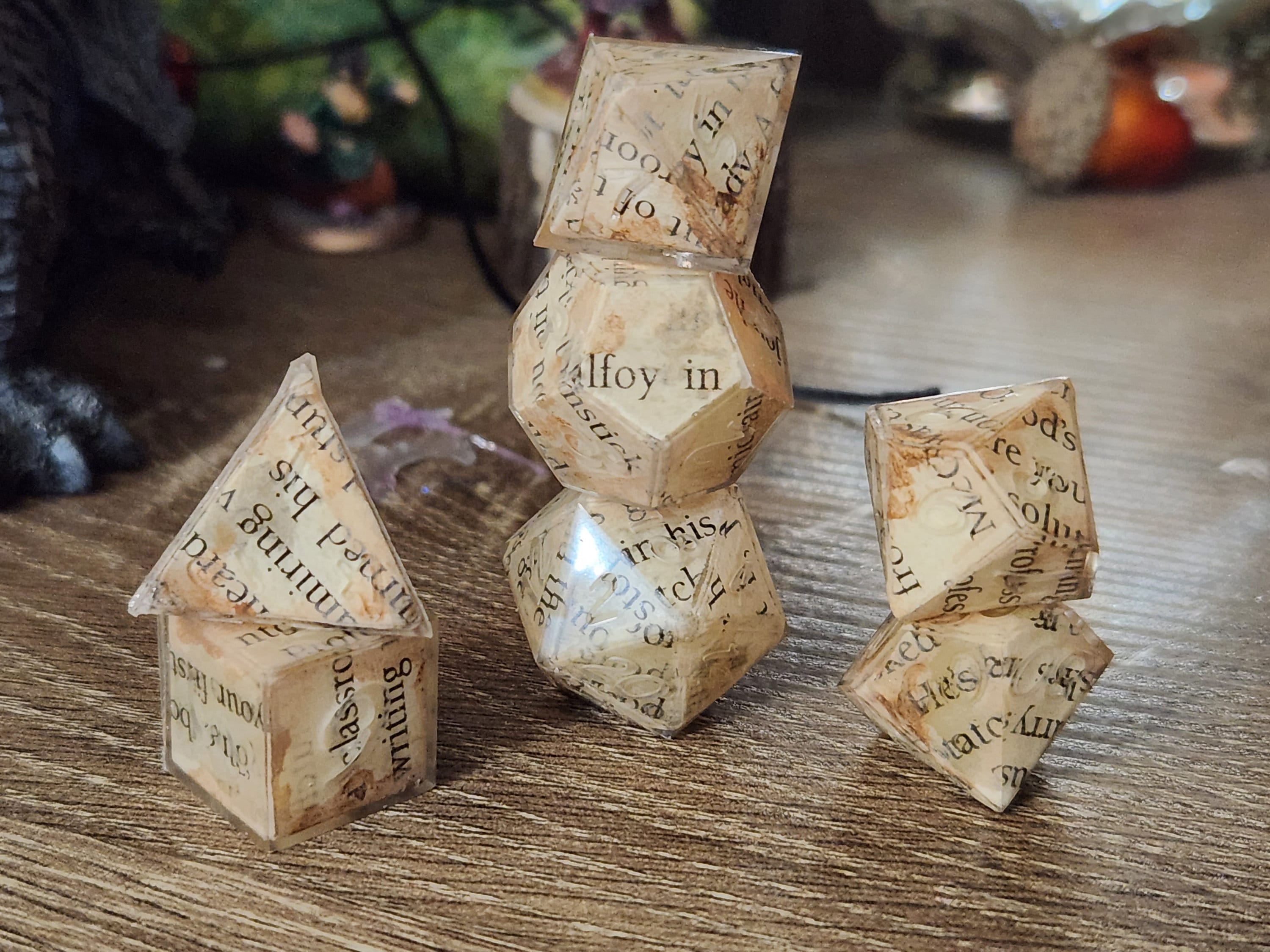 PRÉCOMMANDE, bibliophile : jeu de dés polyédriques à bords tranchants faits main pour une utilisation dans le D&D et les ttrpgs. Taille standard